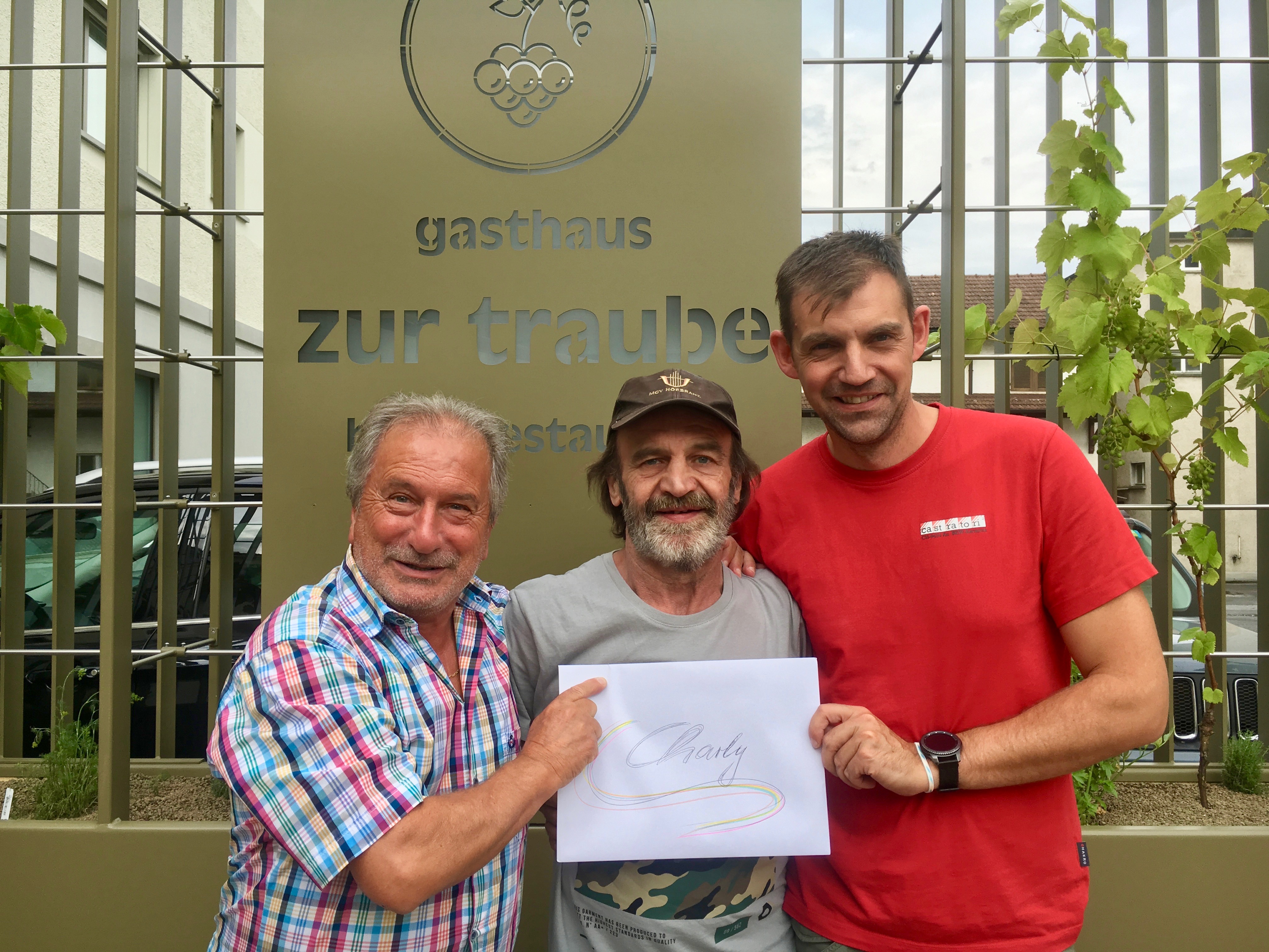 verabschiedung-charly Berghild Vignoli (Geschäftsleitung), Roger Sallmayer (Vorarbeiter) und Arzu Aksoy (Verkauf/Beratung)