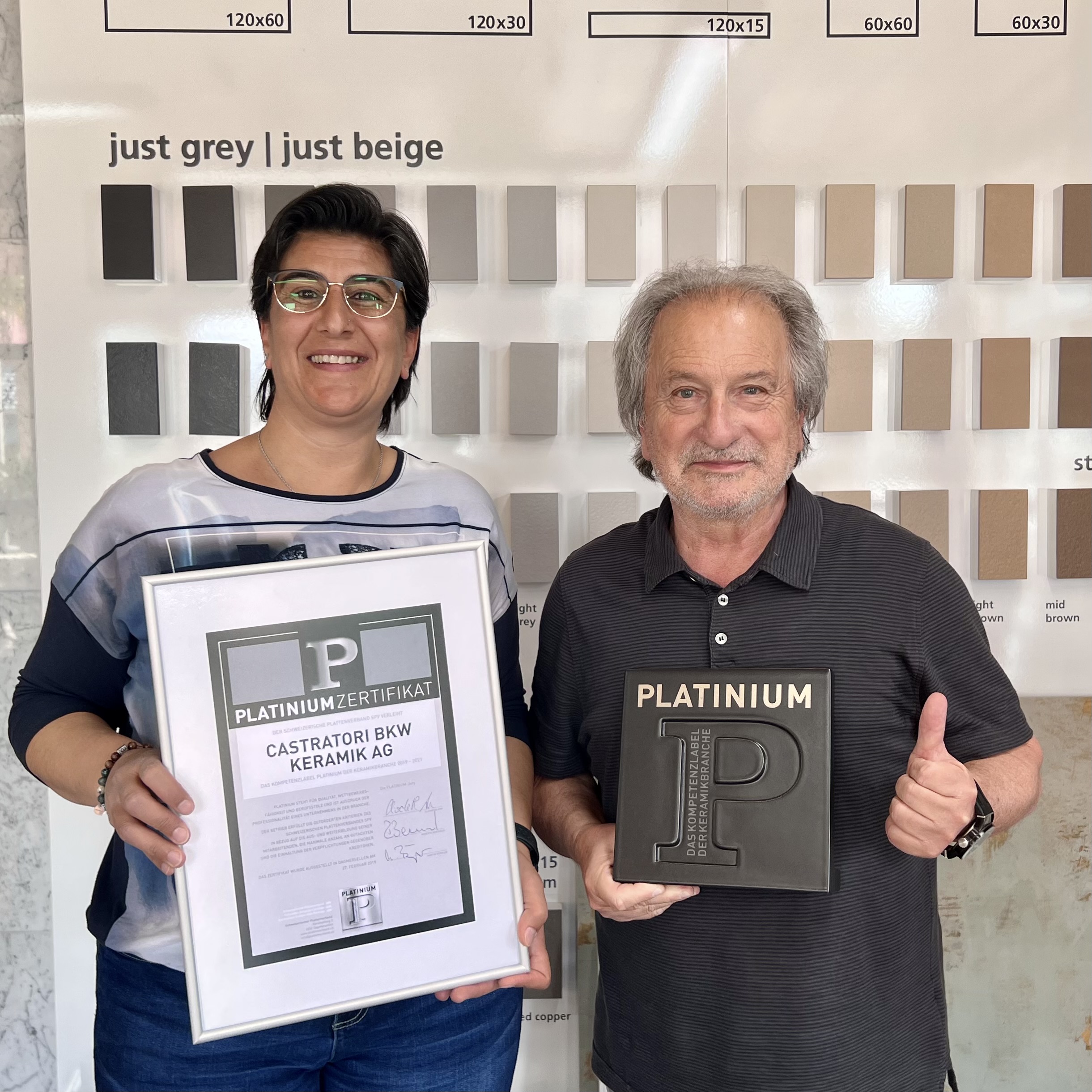 Castratori BKW Keramik AG hat erneut das Kompetenzlabel Platinium erhalten Berghild Vignoli (Geschäftsleitung), Roger Sallmayer (Vorarbeiter) und Arzu Aksoy (Verkauf/Beratung)